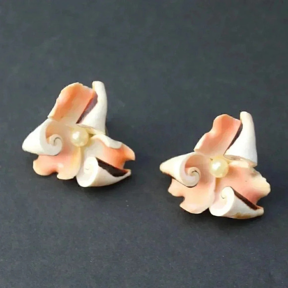 Vintage Peach Seashell Carved Clip On Screw Back Earrings Jewelry - Picture 1 of 3
